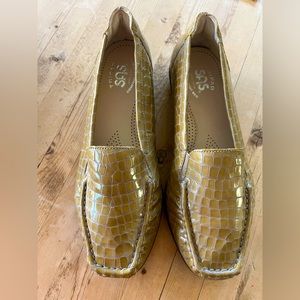Sas Tripad Loafers in Gold Croc, Size 8w
